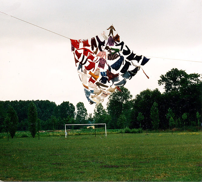 Cerf volant Installation au dessus un terrain de foot. Vêtements, fer, ficelles. Dim. : 1200 X 800 cm