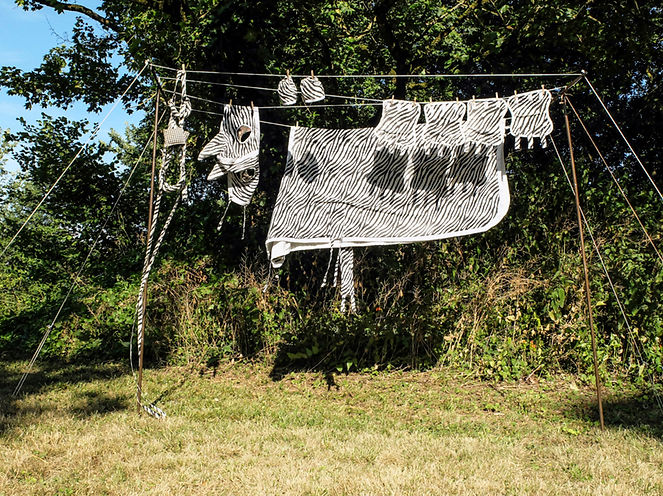 La grande lessive du château Tissu, boucles, fils, étendoir de linge. Dimensions variables.