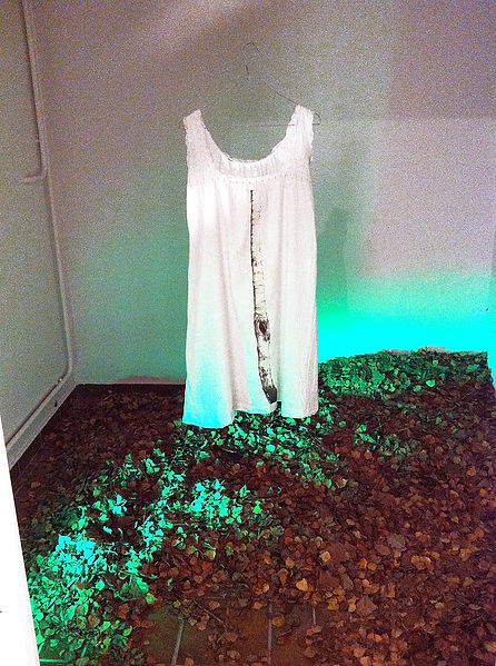 Feuilles mortes Installation. Robe, impression d'image, feuilles mortes. Dimensions variables