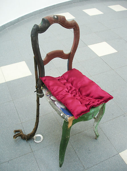 Jeu de chaises (Détail) Installation. Chaises, branches de bois, coussins en velours, haut-parleur, son. Dimensions variables