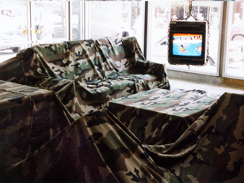 Tissu urbain Installation.Tissu camouflage militaire, meubles, télévision montage video.