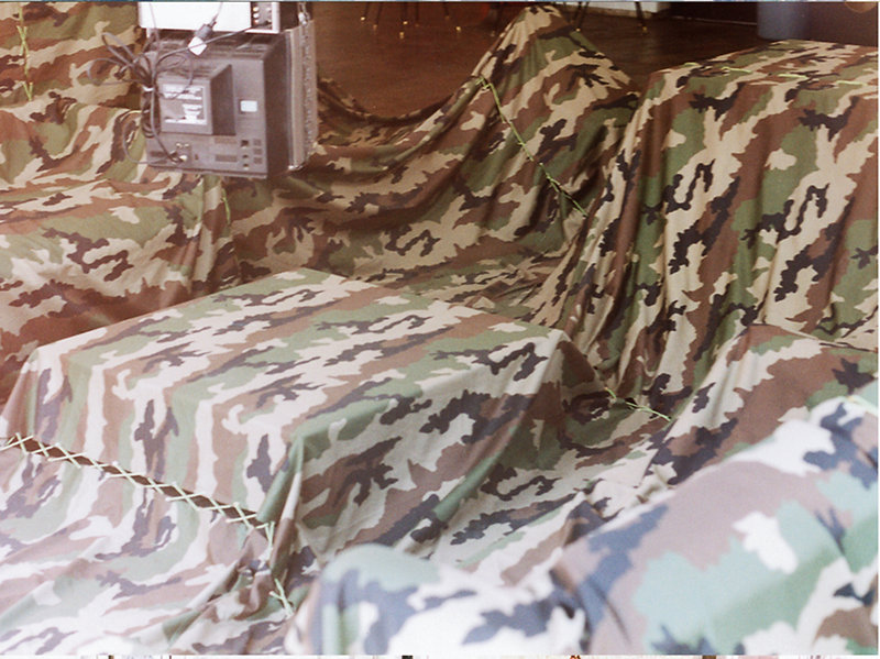 Tissu urbain (Détail) Installation.Tissu camouflage militaire, meubles, télévision montage video.