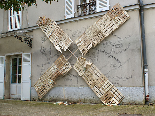 Moulin à vent Installation pour l’Exposition collective ”Don Quichotte” Bois cachettes, fusain. Dim. : 400 x 400 cm