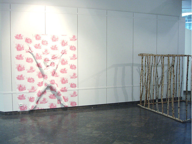 Sans titre Installation. Bois de bouleau, laine rouge, papier peint. Dimensions variables