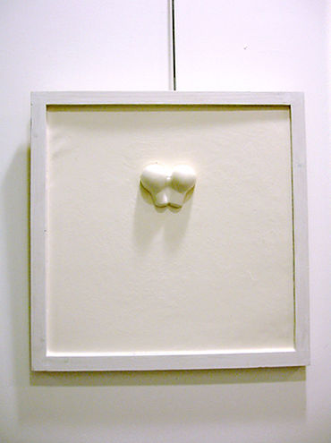 Bas-relief Moulages emballages d'ampoules. Dim. : 40 x 40 cm