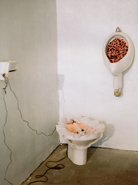 La bonne, le brute et le truand Installation. Urinoir, bidet, porte papier toilette, cire à épiler, cheveux, voilage, haut-parleur, installation sonore