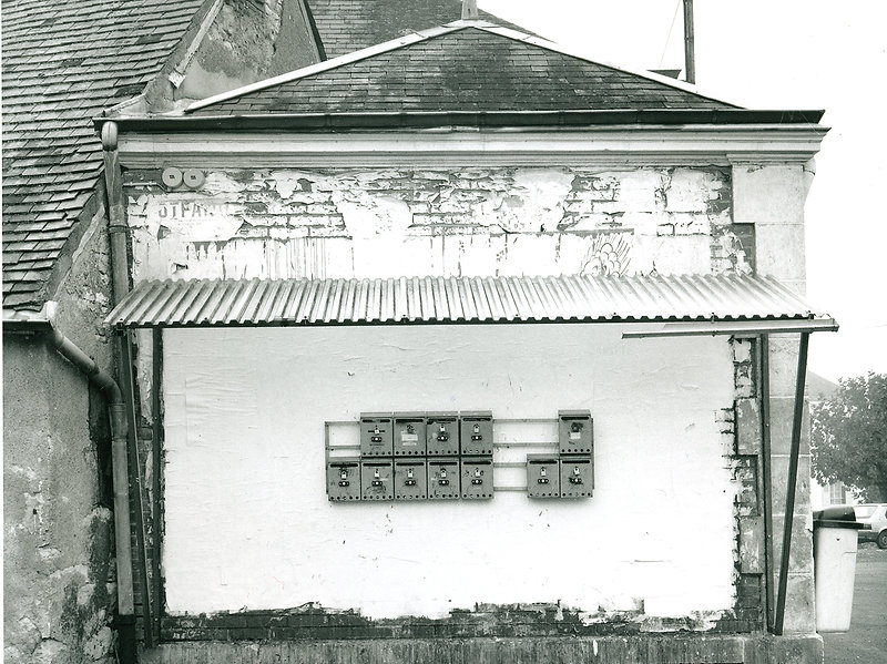 boites au lettres Installation. Boîtes aux lettres, walkmans, haut-parleurs, interrupteurs, voix enregistrées.