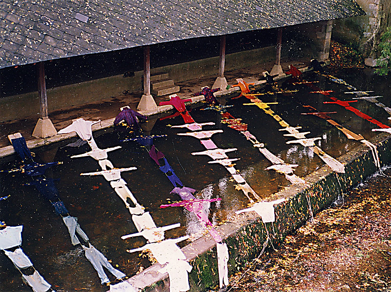 lavoir Vêtements, ficelles, bois. Installation au lavoir