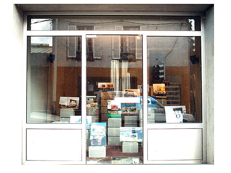 Agence Immobilière Installation photo et son dans une vitrine d'une boutique. Photo's sur aluminium, piliers en béton, haute-parleur