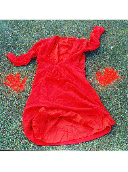 Sans titre Robe, pigment rouge. Taille réelle.