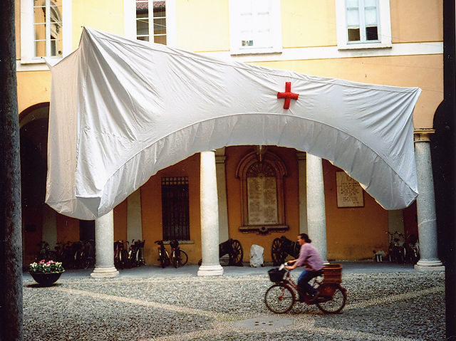 Pont Romantico Installation à Como. Italie. Tissu. Câbles. Dimensions : 1200 x 800 x 400 cm