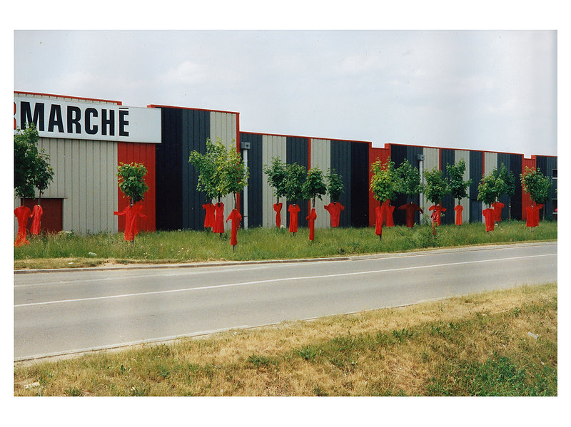 forêt vierge Installation. Robes rouges.